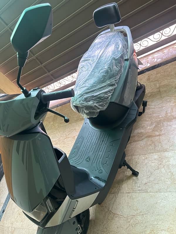 Yadea  Grey electric Scooty For sale 1