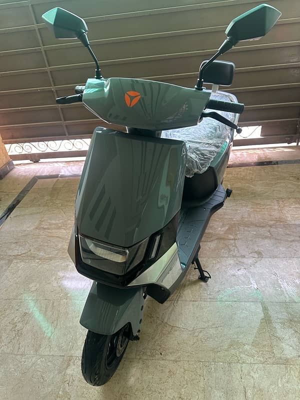 Yadea  Grey electric Scooty For sale 2