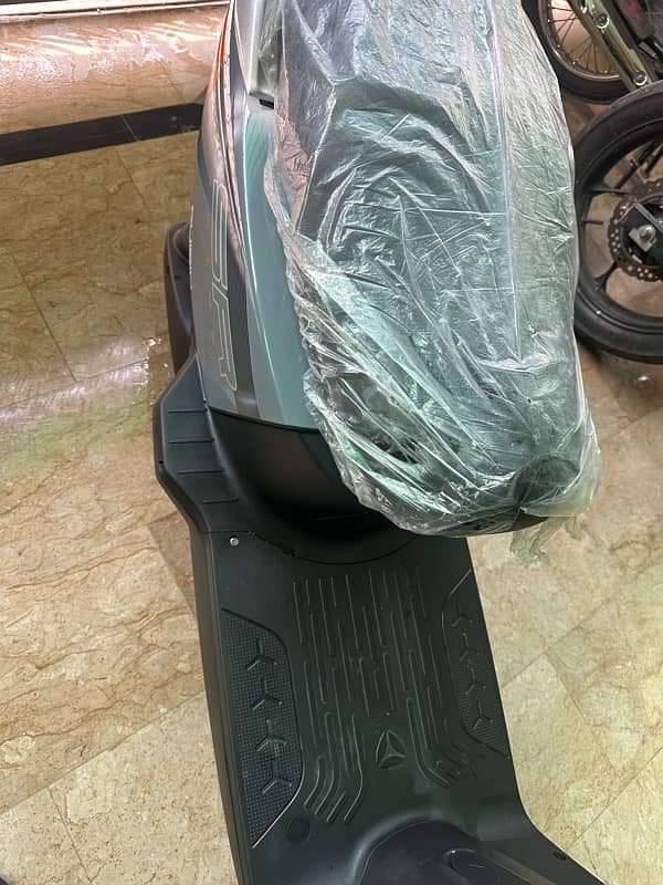 Yadea  Grey electric Scooty For sale 3