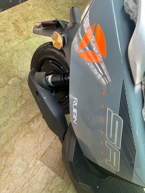 Yadea  Grey electric Scooty For sale 4