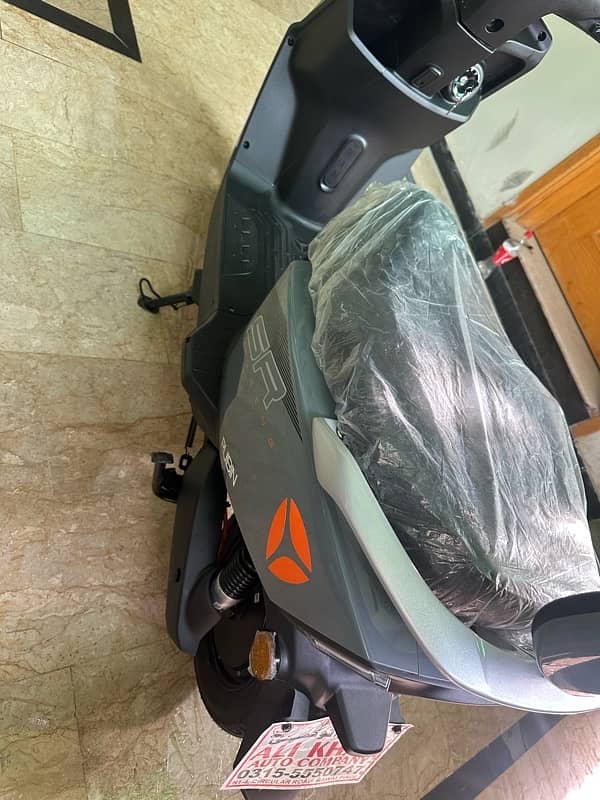 Yadea  Grey electric Scooty For sale 5