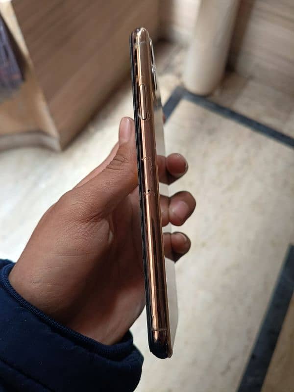 iphone 11pro Max factory unlocked serious buyers contact kry 2