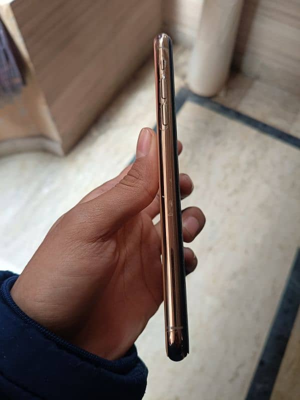 iphone 11pro Max factory unlocked serious buyers contact kry 3