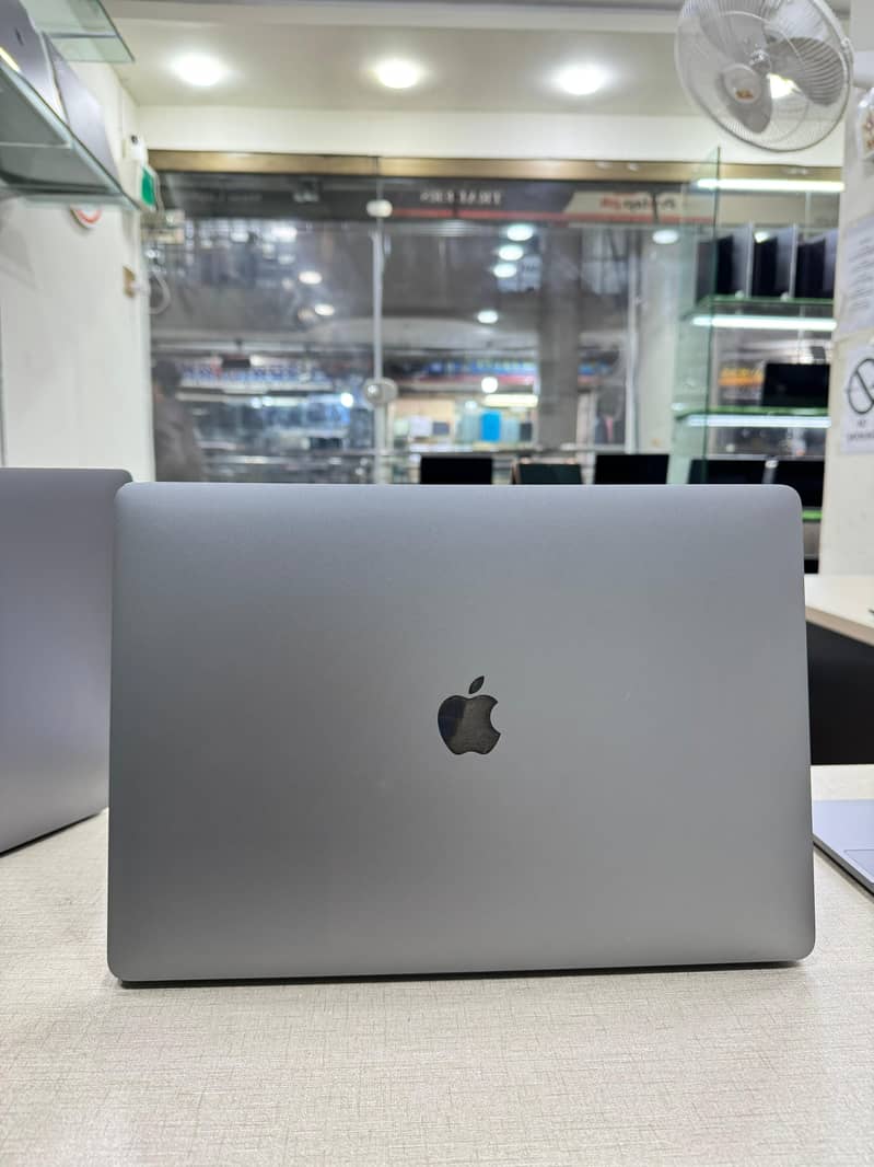 MacBook Pro 2019 15 inch /Core i9  / 32GB RAM 512GB SSD 4GB GPU MEMORY 2