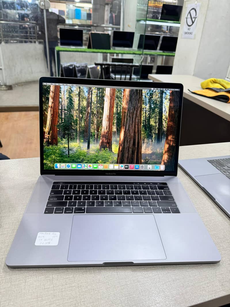 MacBook Pro 2019 15 inch /Core i9  / 32GB RAM 512GB SSD 4GB GPU MEMORY 6