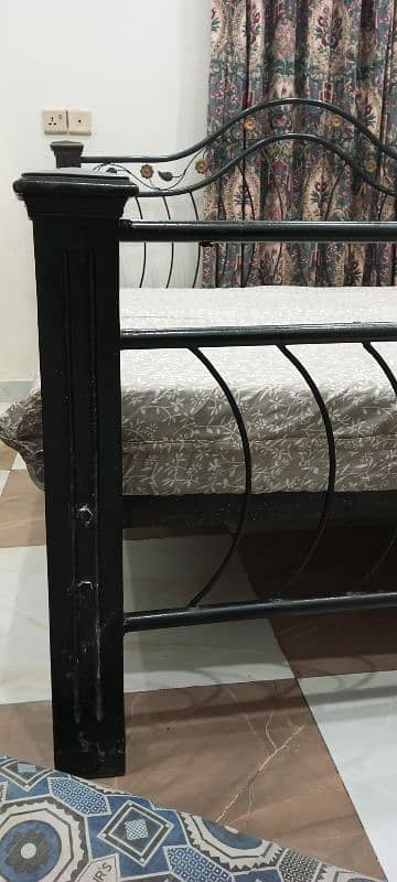 Double size Iron bed for sale with form. 4