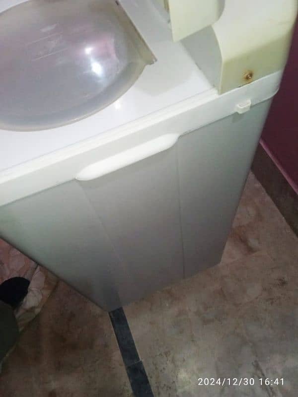 Dawlance  washing machine twin tub model number DW-5200 9