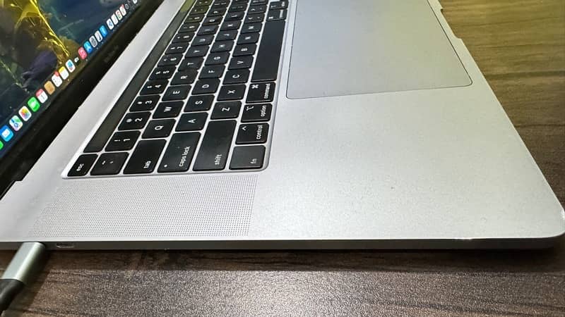 Macbook Pro i7 2019, 16 inch with 16/512 and 4 gb graphic card 1