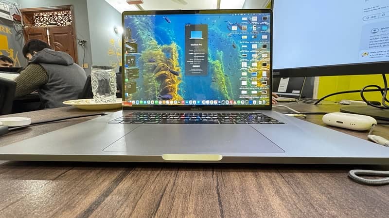 Macbook Pro i7 2019, 16 inch with 16/512 and 4 gb graphic card 2