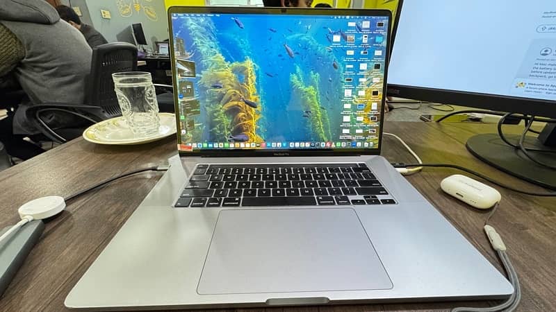 Macbook Pro i7 2019, 16 inch with 16/512 and 4 gb graphic card 3