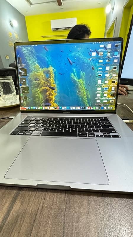 Macbook Pro i7 2019, 16 inch with 16/512 and 4 gb graphic card 4