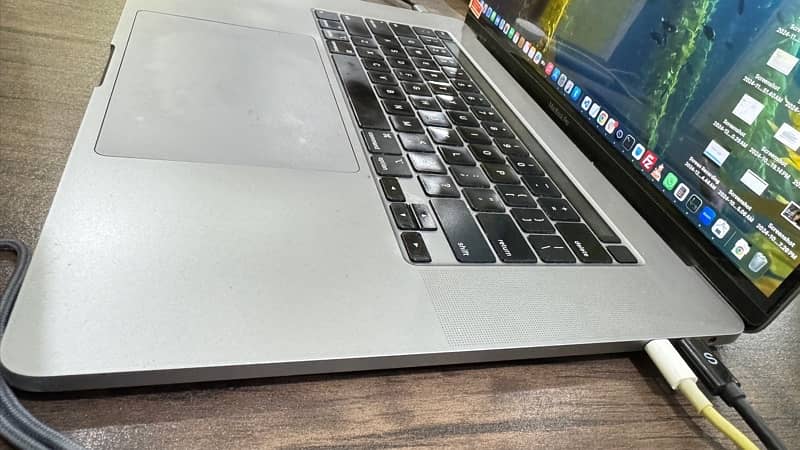 Macbook Pro i7 2019, 16 inch with 16/512 and 4 gb graphic card 5