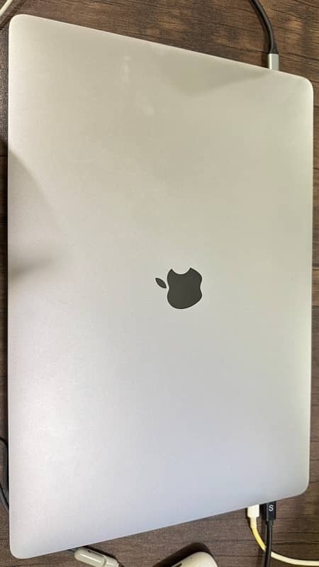 Macbook Pro i7 2019, 16 inch with 16/512 and 4 gb graphic card 6