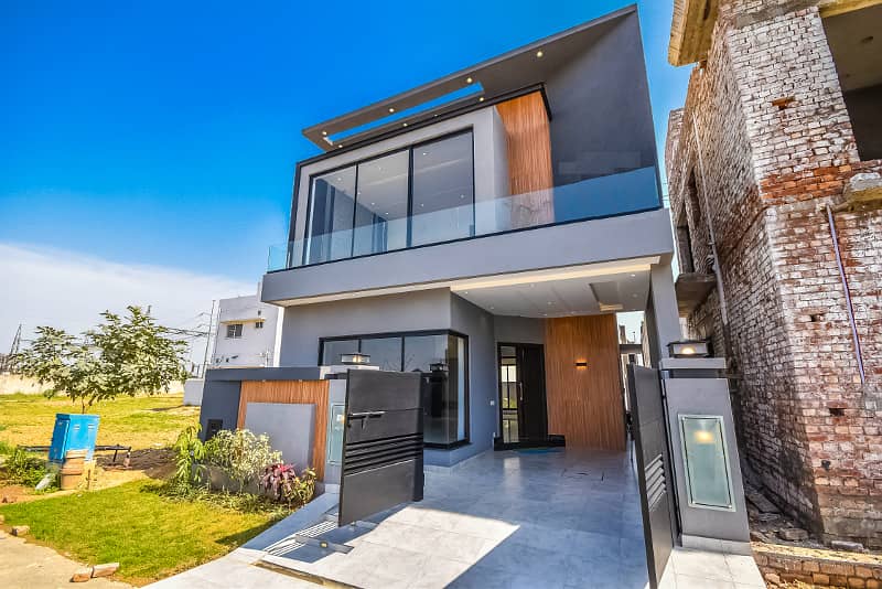 5 MARLA ULTRA MODERN HOUSE FOR SALE NEAR PARK IN DHA 9 TOWN 1