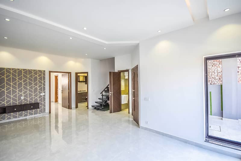 5 MARLA ULTRA MODERN HOUSE FOR SALE NEAR PARK IN DHA 9 TOWN 6