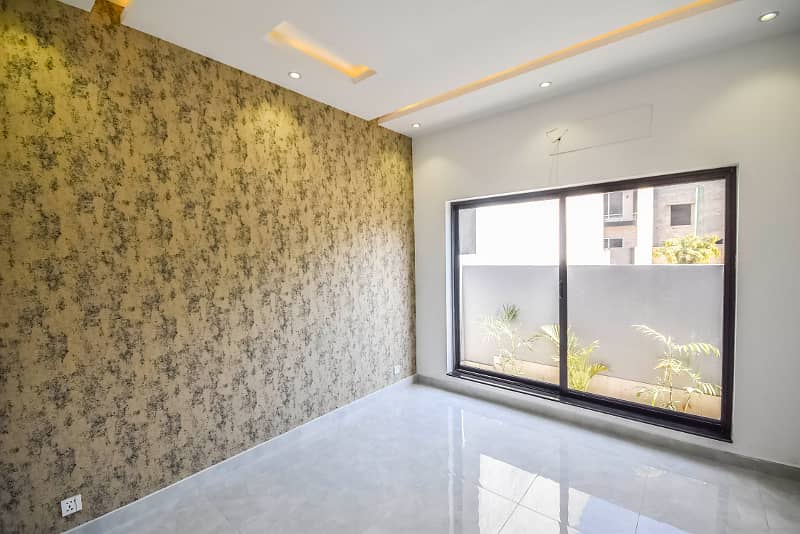 5 MARLA ULTRA MODERN HOUSE FOR SALE NEAR PARK IN DHA 9 TOWN 14