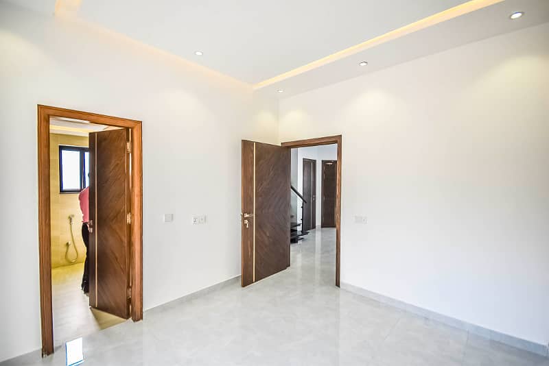 5 MARLA ULTRA MODERN HOUSE FOR SALE NEAR PARK IN DHA 9 TOWN 16