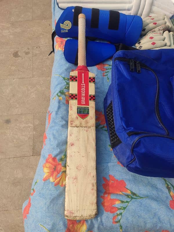 almost brand new cricket kit just bat & gloves use 1