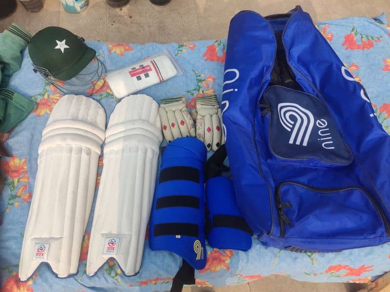 almost brand new cricket kit just bat & gloves use 2