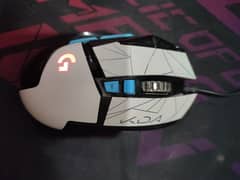 Logitech G502 KDA(League Of Llegends) special edition.