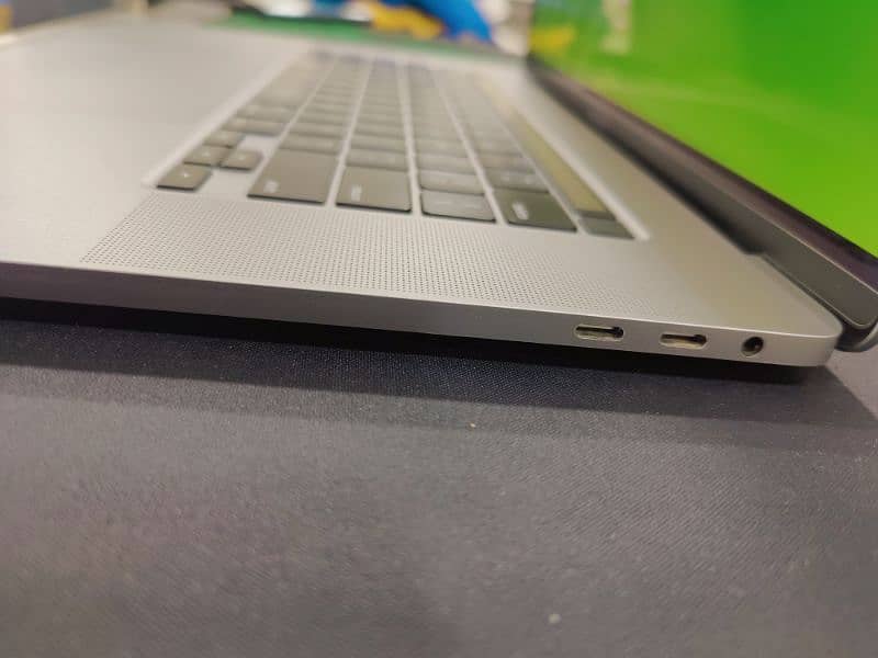 MacBook Pro 16" 2019 i9 32/1TB 4GB Card 3