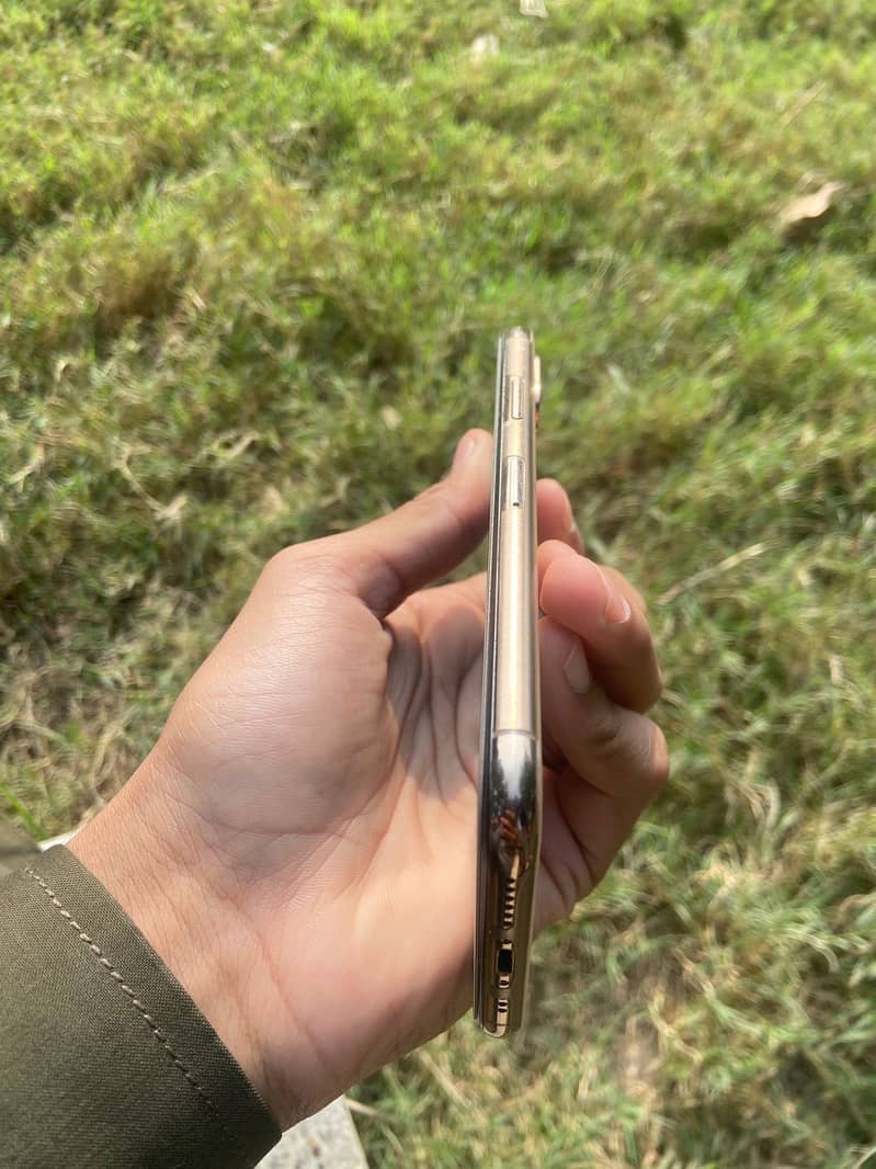 Apple iPhone XS 3