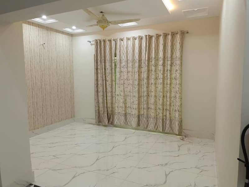 10 Marla Brand New Luxury First Entry Upper Portion Lower Locked For Rent In Bahria Town Lahore 3