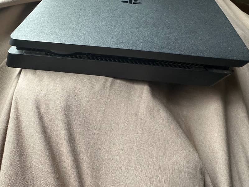 PS4 Slim (500GB) *5 Games included* 4