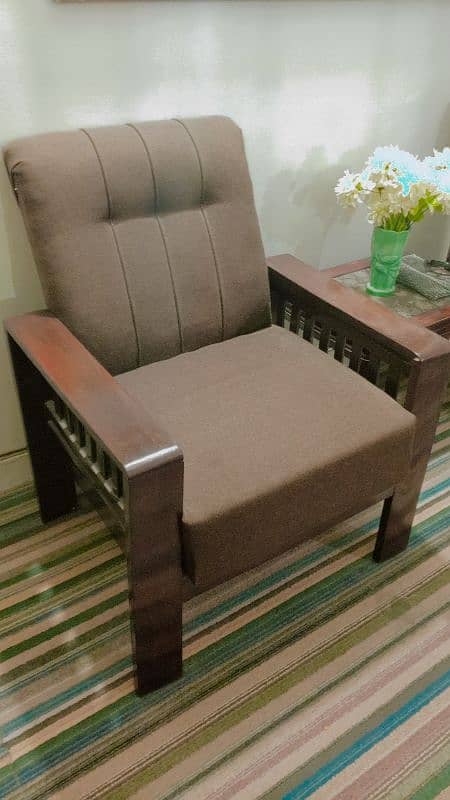 1 seater sofa single single 4 sofay hain slightly used hain 4