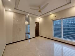 10 Marla New house for rent in bahria town