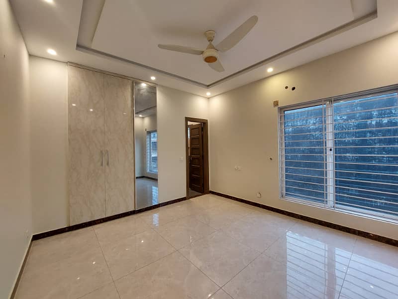 10 Marla New house for rent in bahria town 0