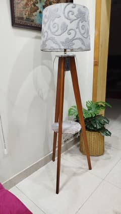 Tripod corner floor Lamp