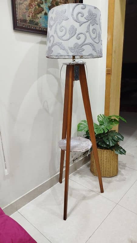 Tripod corner floor Lamp 0