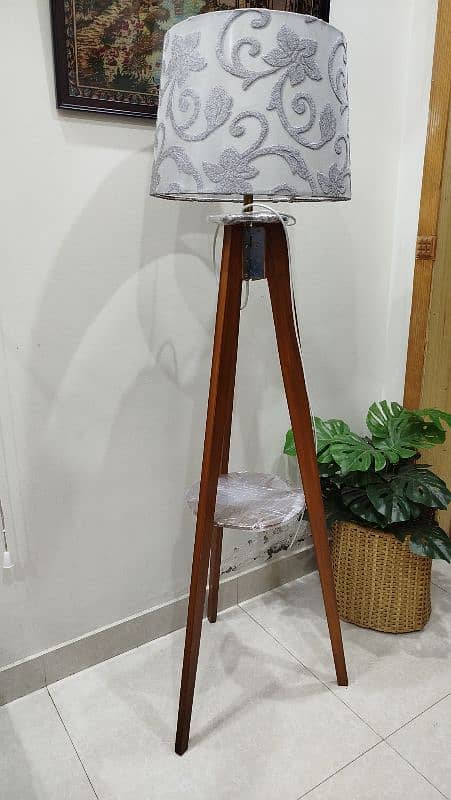 Tripod corner floor Lamp 2