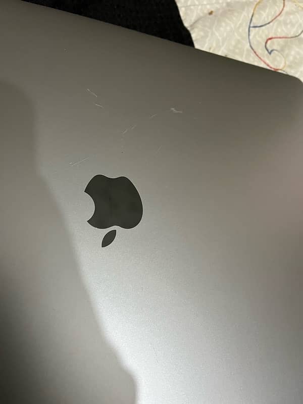 Macbook Pro i7 16” 2019 3