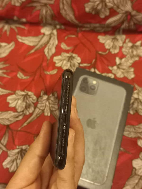 iPhone 11 Pro Max with original box 3