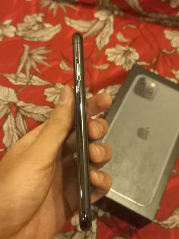 iPhone 11 Pro Max with original box 4