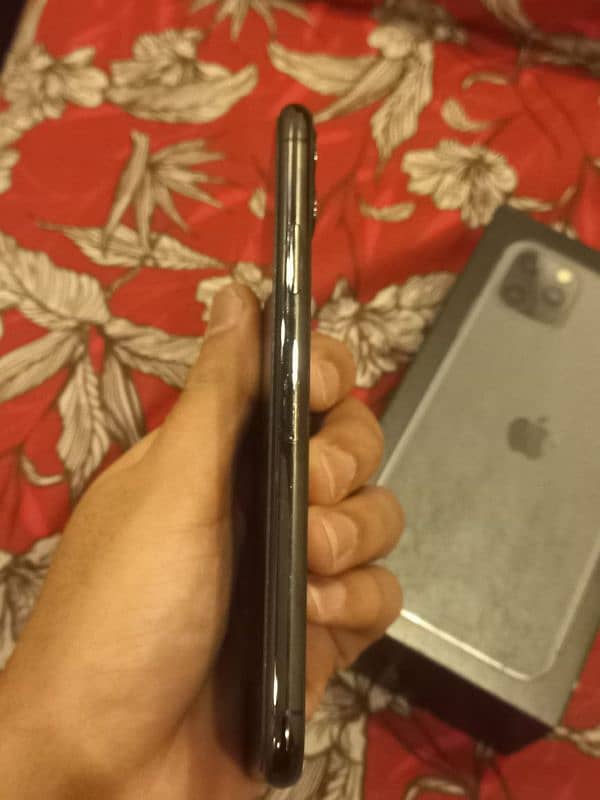 iPhone 11 Pro Max with original box 5