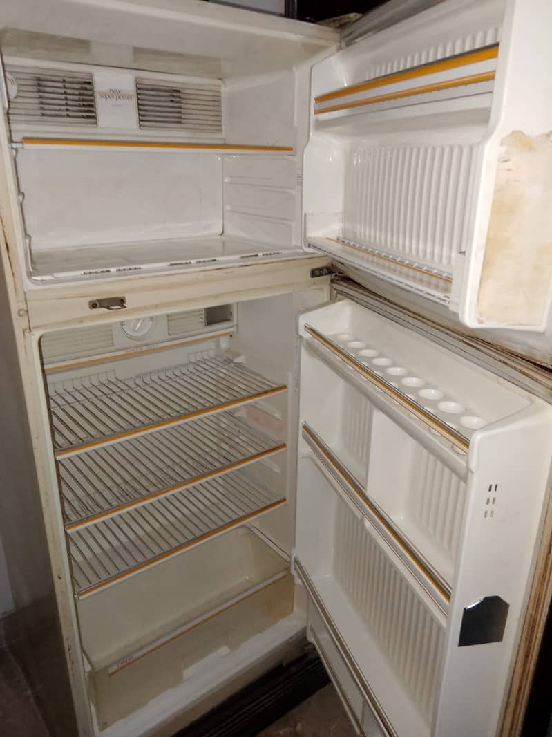 Old Refrigerator for sale/Japanese Fridge for urgent sale in Karachi 1