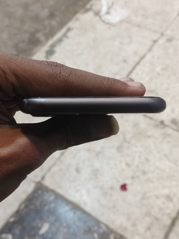 iPhone 11 128GB PTA Approved 5