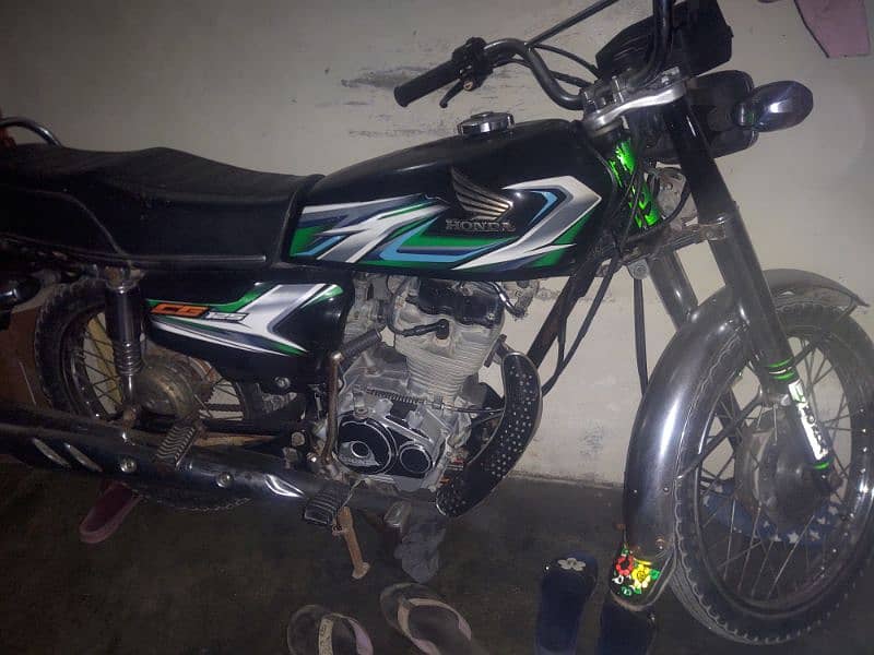 Honda 125 2023 06:00 pm call only  urgent Karachi nbr 03136407466 8