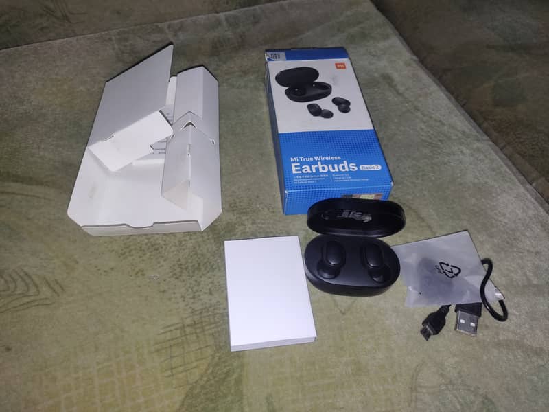 Xiaomi Mi Earbuds with box & cover 10/10 condition 0