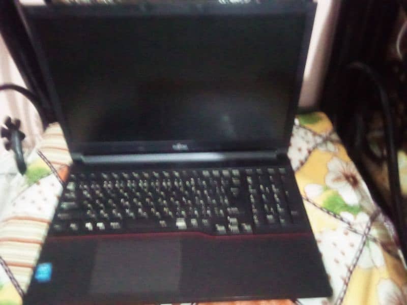 Laptop ok ha aur Fujitsu company ha 1