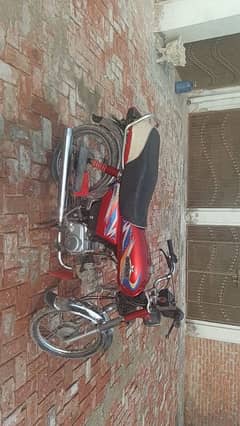 jenion bike ha 7000 chala hua ha jenion