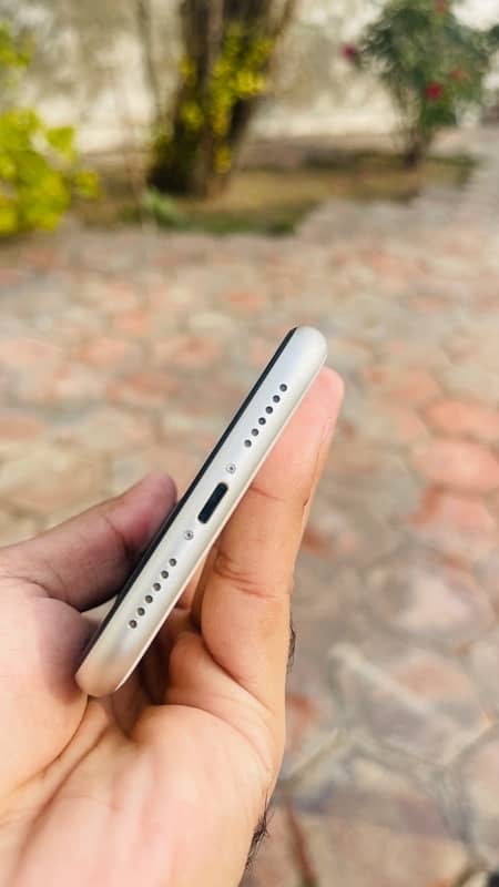 iphone 11  white jv 8