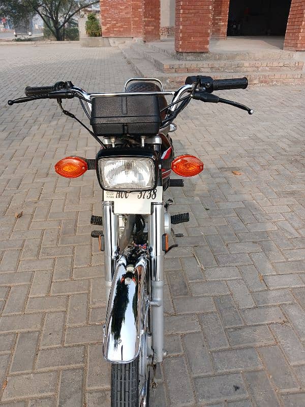 Neat and clean bike. koi km ne hony wala. 6