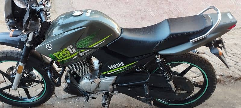 Yamaha ybr G 2023 model 22km used urgent for sale final price 2