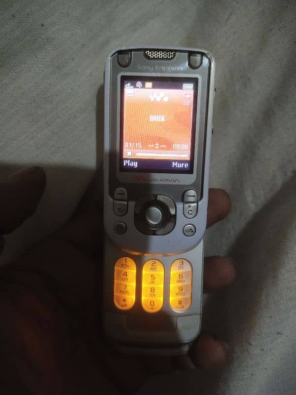 Sony Ericsson W550i 0