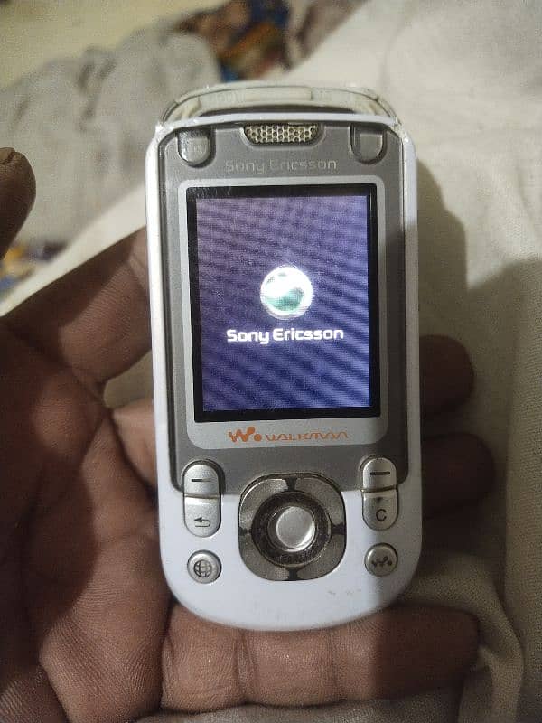 Sony Ericsson W550i 3