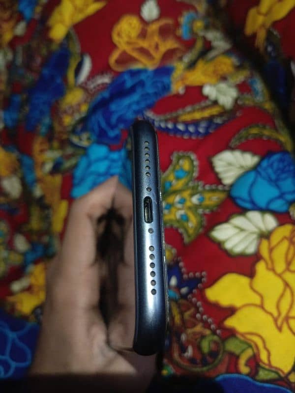 iphone 11jv 64 gb 10 by 10 condition 2